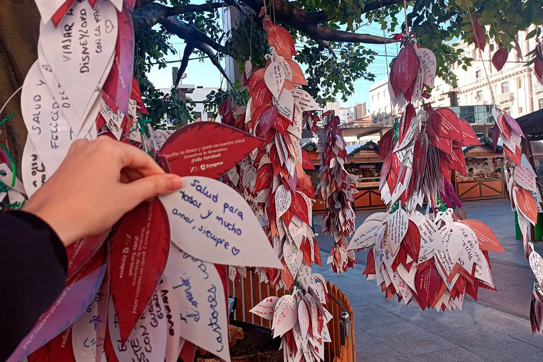 Coronando la plaza se encuentra el &Aacute;rbol de los Deseos, cuyas hojas est&aacute;n formadas por trozos de papel de diferentes colores con deseos escritos en ellas.
