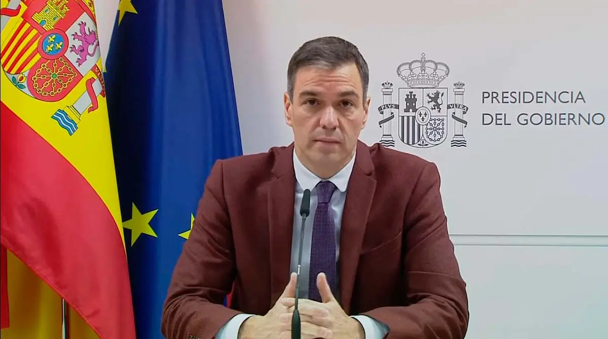 Pedro S&aacute;nchez sentado delante de las banderas de Espa&ntilde;a y la UE