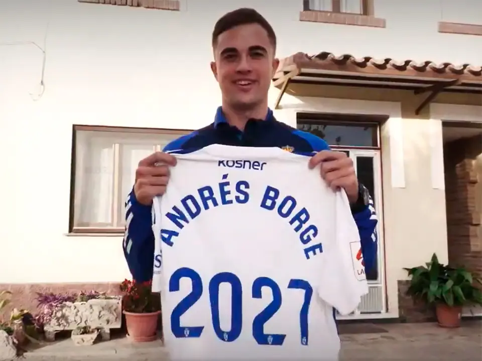 El defensor posa con la camiseta blanquilla que anuncia su renovaci&oacute;n. Fotograf&iacute;a: Real Zaragoza.