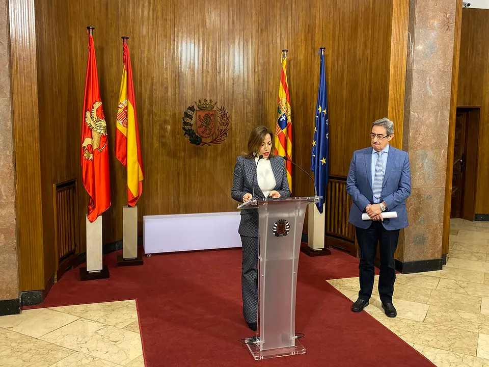 La alcaldesa de Zaragoza, Natalia Chueca, y el portavoz de Vox, Julio Calvo, pactan el presupuesto de Zaragoza