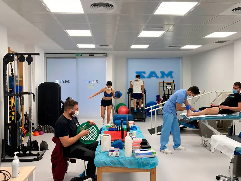 Personas haciendo ejercicios de rehabilitaci&oacute;n con profesionales de la salud. Mutua MAZ hace balance del a&ntilde;o
