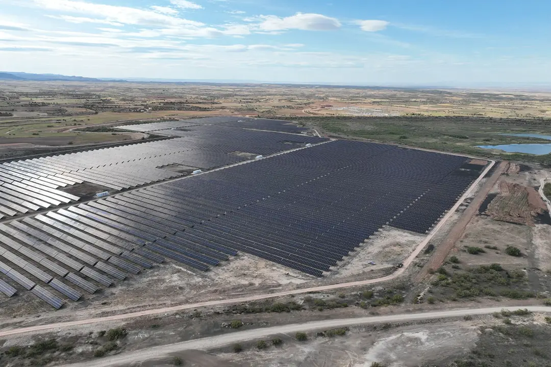 La nueva instalaci&oacute;n que tiene una potencia de 46,66 MWp ha generado m&aacute;s de 280 empleos, el 30% de los cuales ha sido mano de obra local.