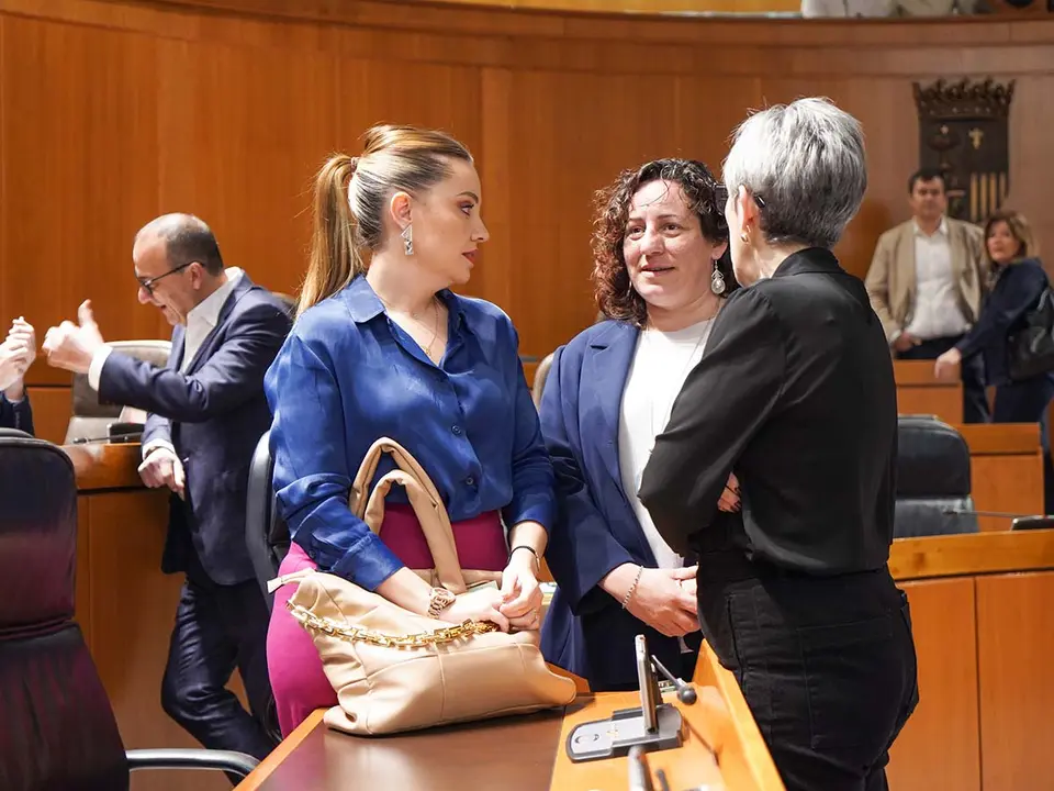 Marta de Santos (centro) ha sido portavoz en las Cortes, directora general de Cambio Clim&aacute;tico y alcaldesa de Murillo de G&aacute;llego. Foto: Cortes de Arag&oacute;n