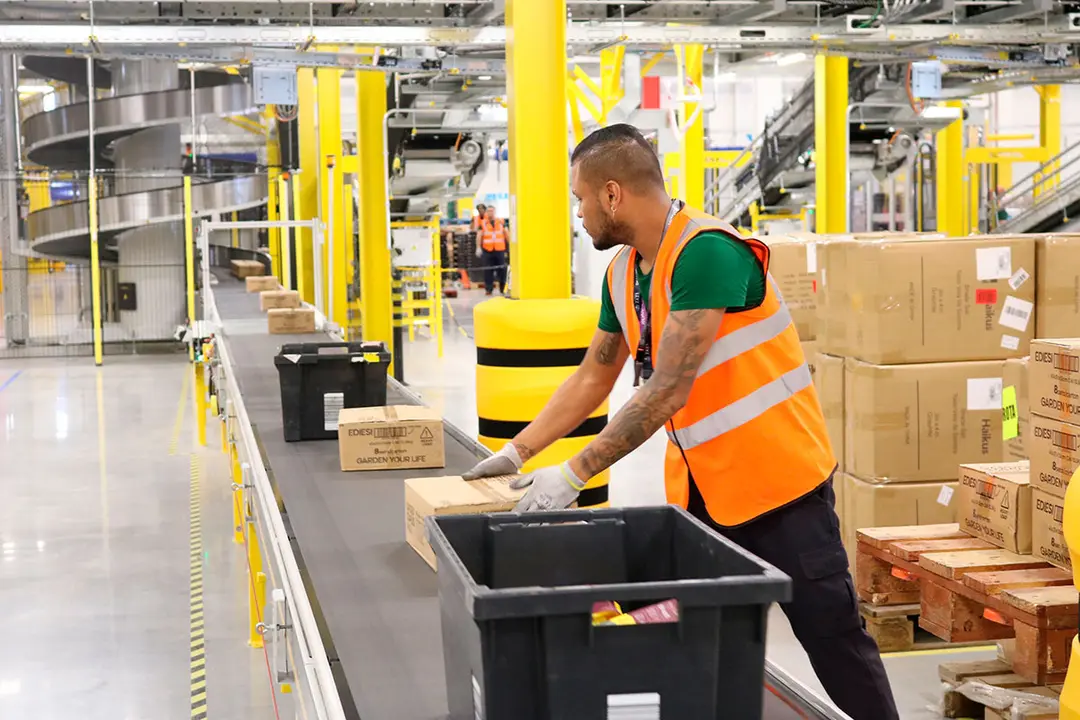 Un operario de Amazon
