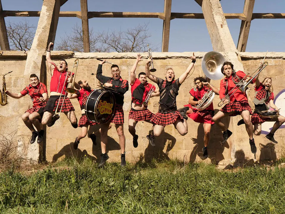 El grupo de ejeanos Artistas del Gremio se unen a Amparo S&aacute;nchez (Amparanoia) en un nuevo disco, &ldquo;Fan Fan Farria&rdquo;.