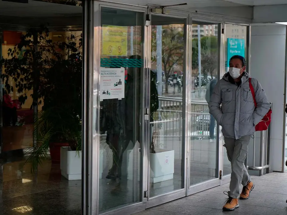 Sanidad y las Comunidades Aut&oacute;nomas se reunir&aacute;n el lunes para "unificar criterios", pero Valencia y Catalu&ntilde;a ya han decretado su uso en los hospitales y centros de salud. Foto: Andr&eacute;s Garc&iacute;a