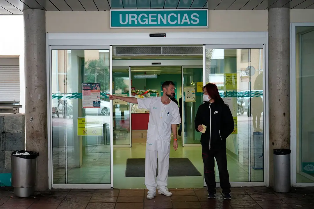 Un sanitario y un paciente a las puertas de urgencias del Hospital Miguel Servet de Zaragoza