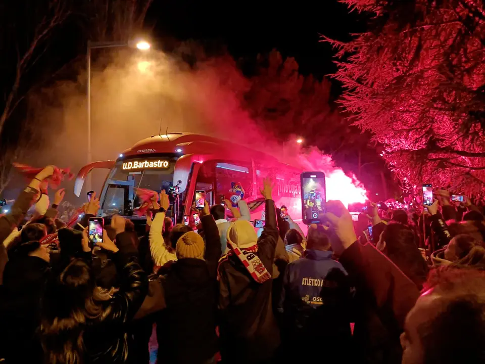 Recibimiento al autob&uacute;s del Barbastro contra el Barcelona