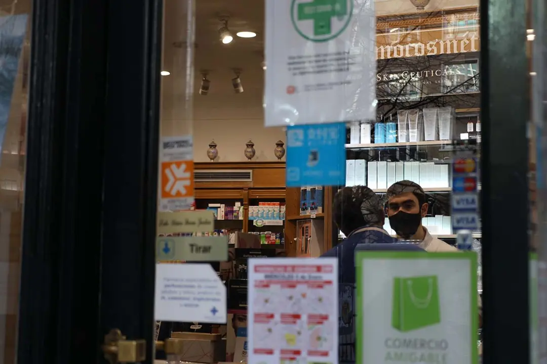 Farmacia con personal con mascarilla