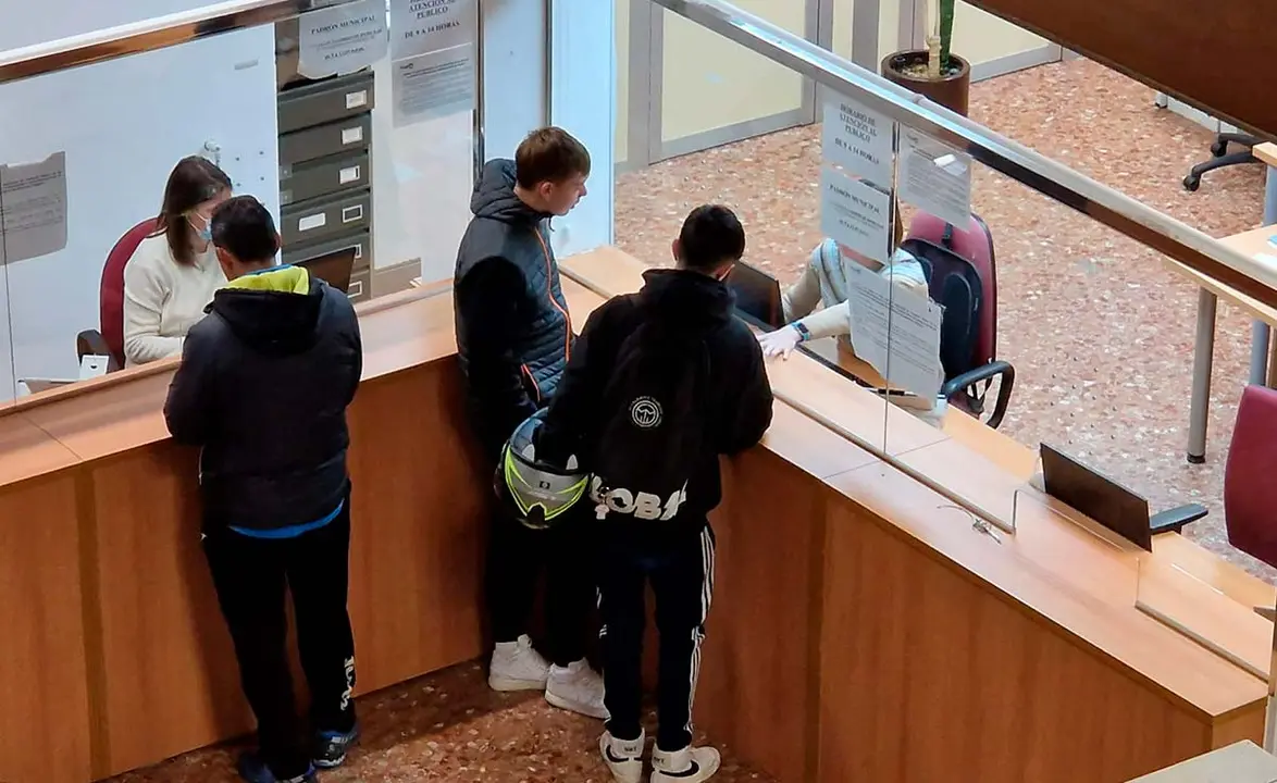 Varias personas en el Registro de Teruel