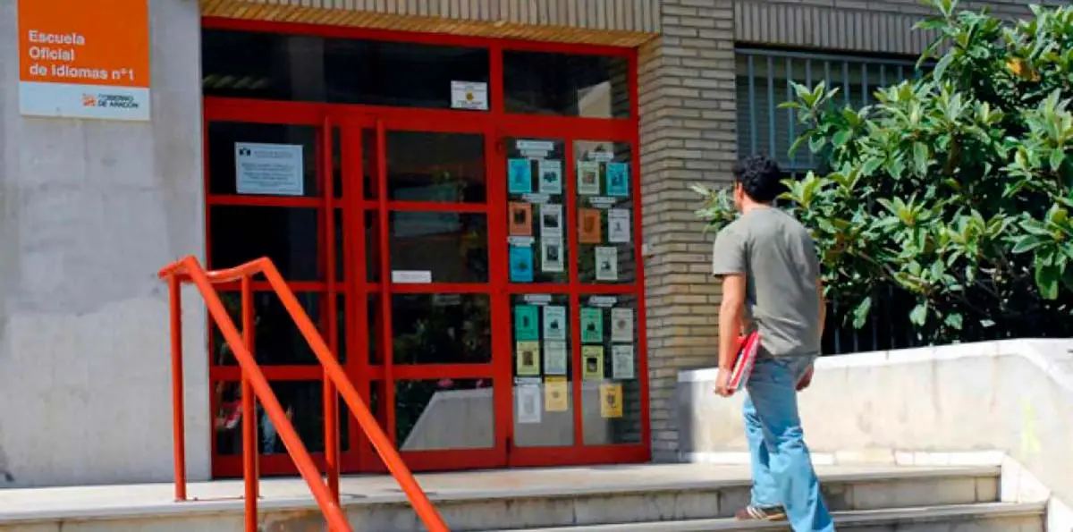 Un alumno accediendo a la escuela de idiomas