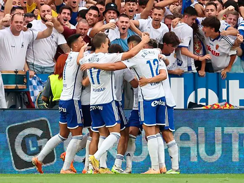 Los jugadores del Real Zaragoza celebran un gol ante el Eldense