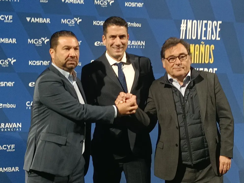 Cordero, Vel&aacute;zquez y Sanlleh&iacute; en la presentaci&oacute;n como nuevo entrenador del Real Zaragoza