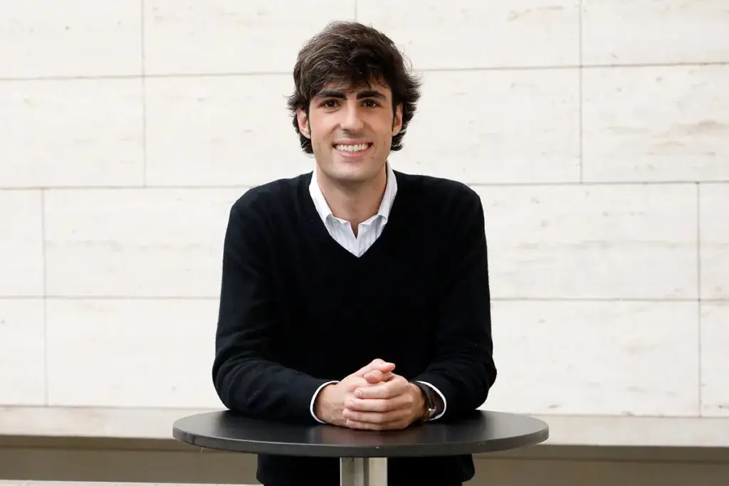Con apenas 23 a&ntilde;os, Alfonso Goizueta puede presumir de ser finalista en el Premio Planeta 2023.