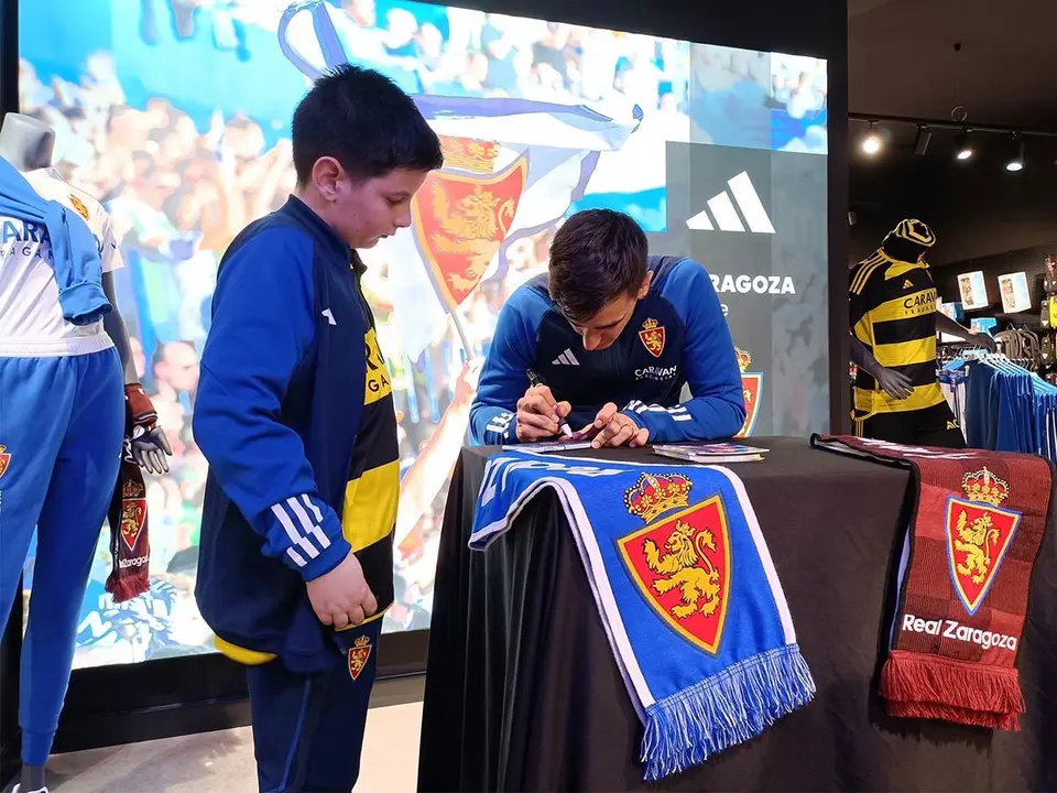 Un joven zaragocista recibe la firma de Edgar Bad&iacute;a en la tienda de calle Alfonso