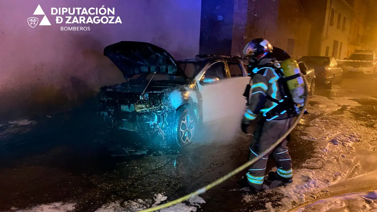 Los bomberos sofocan el fuego de varios veh&iacute;culos en Caspe.