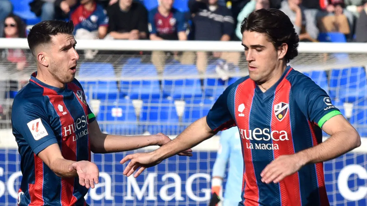 Javi Mart&iacute;nez disputa un partido con el Huesca