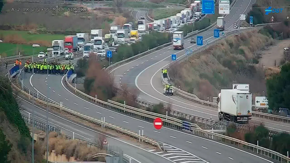 Los agricultores est&aacute;n provocando cortes intermitentes en la A-2 a la altura de La Almunia.