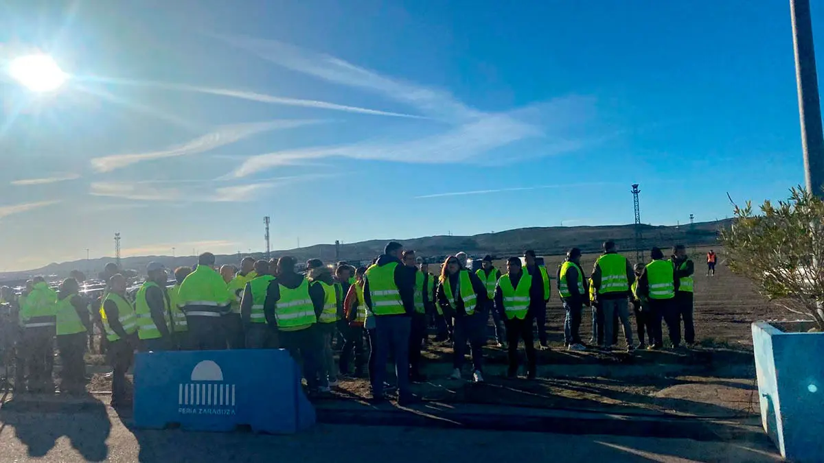 Los agricultores se concentraron este martes a las puertas de FIMA.