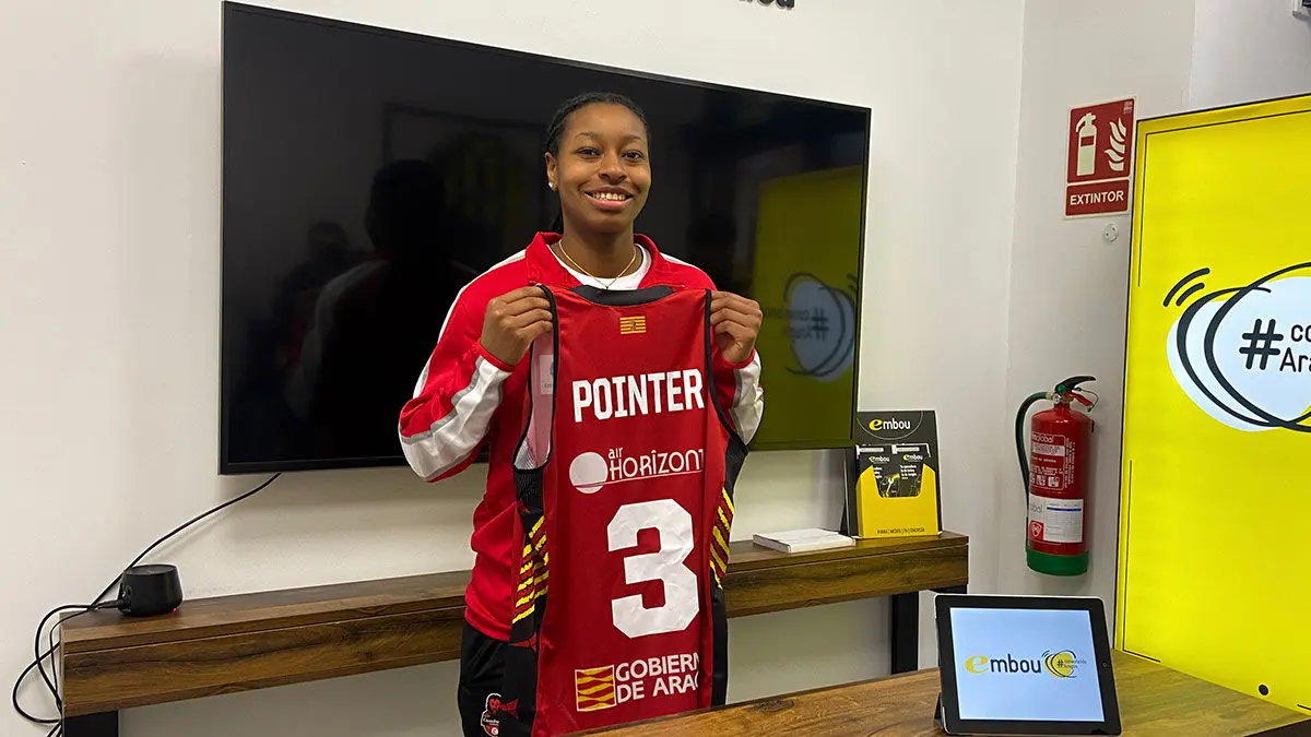 Khayla Pointer posa como nueva jugadora de Casademont Zaragoza.