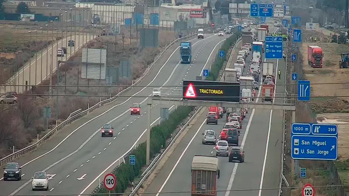 Se est&aacute;n sucediendo los cortes en la A-23 a la altura de Villanueva de G&aacute;llego. Foto: DGT.
