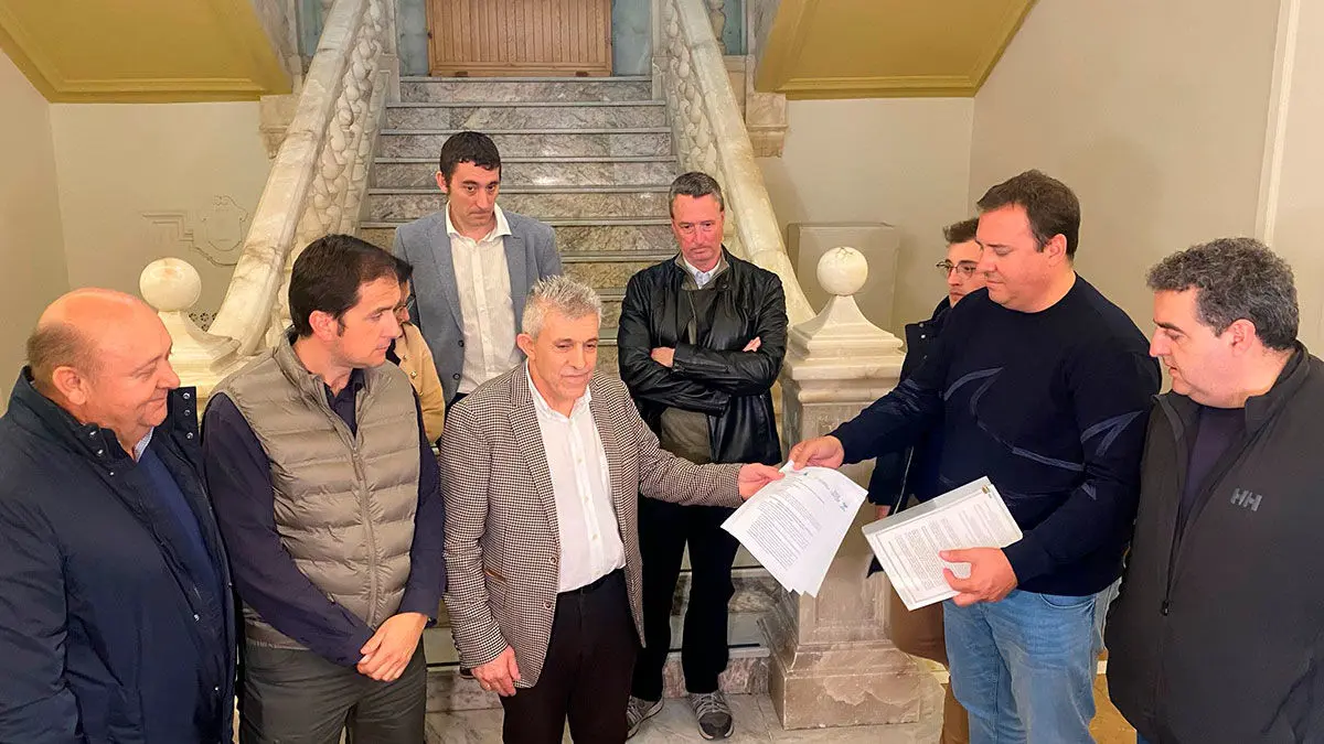 Los representantes de las cuatro organizaciones, junto al consejero