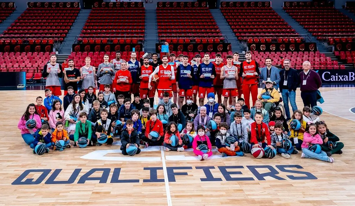 Los ni&ntilde;os junto a los jugadores. Foto: Caixabank