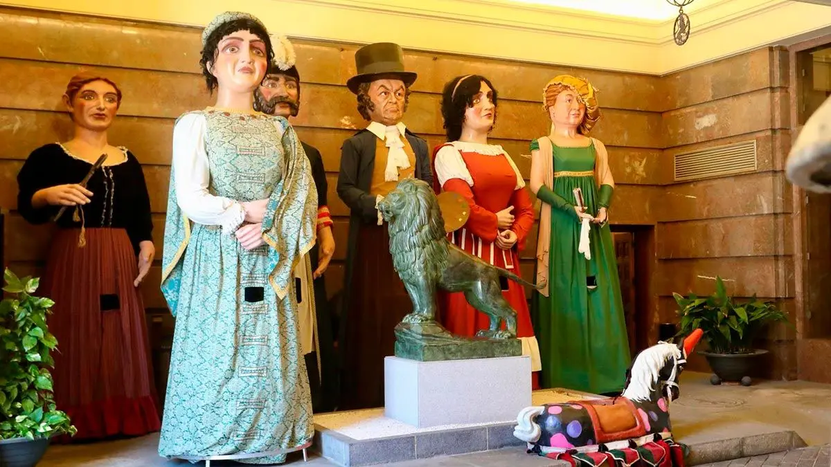 Comparsa-Gigantes-y-Cabezudos-aniversario-Zaragoza