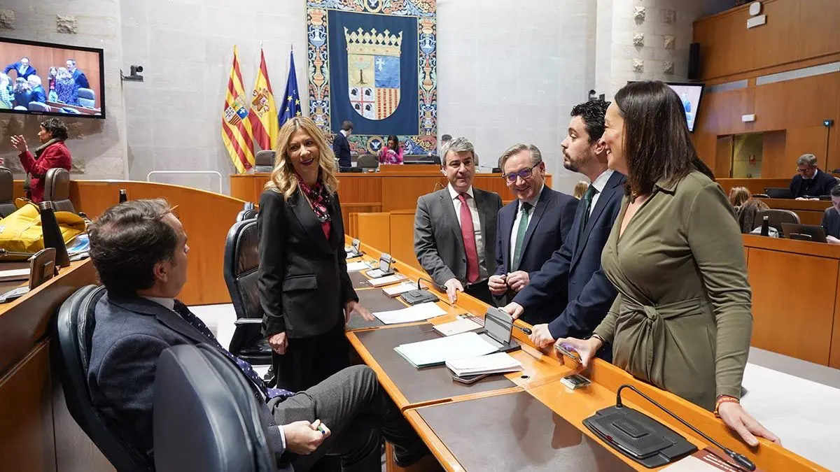 Diputados del PP conversan antes del Pleno. Foto: Cortes de Arag&oacute;n
