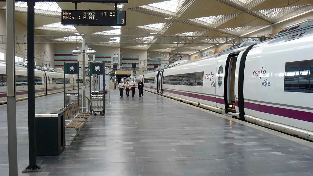 Con estos nuevos servicios, Renfe tendr&aacute; en circulaci&oacute;n diariamente 55 trenes AVE y Avlo en este corredor Barcelona-Madrid, 32 con parada en Zaragoza