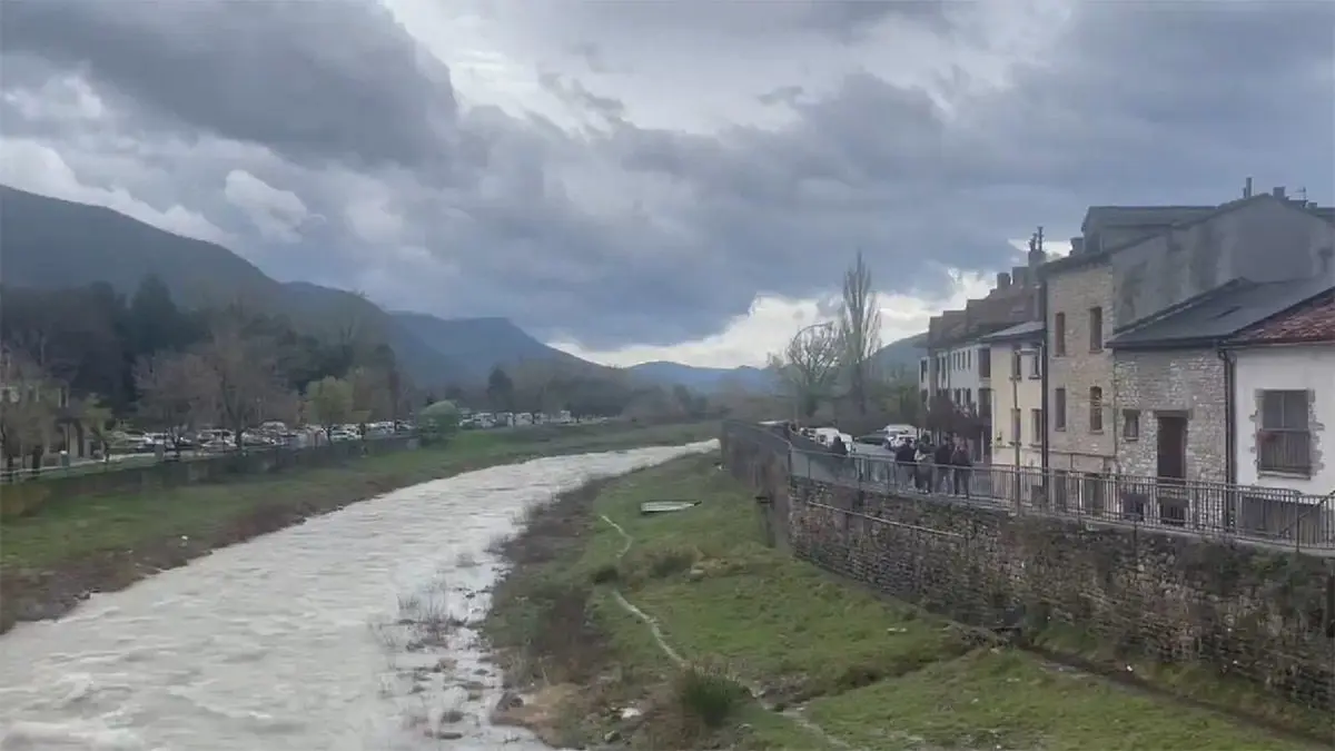 El r&iacute;o G&aacute;llego a su paso por Biescas. Foto: @pzbaldetena