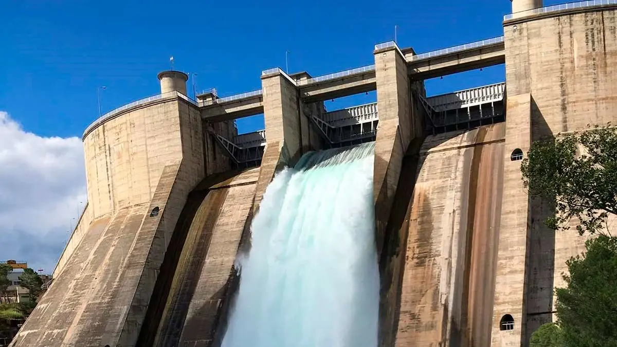La CHE lleva realizando vertidos desde el pasado domingo y este lunes se est&aacute;n realizando en El Grado y Foto: Meteo Arag&oacute;n