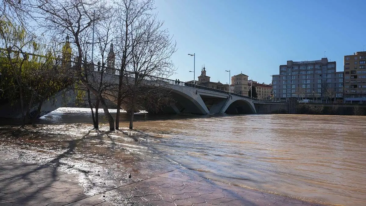 El r&iacute;o Ebro a su paso por Zaragoza durante la &uacute;ltima crecida. Foto: Andr&eacute;s Garc&iacute;a