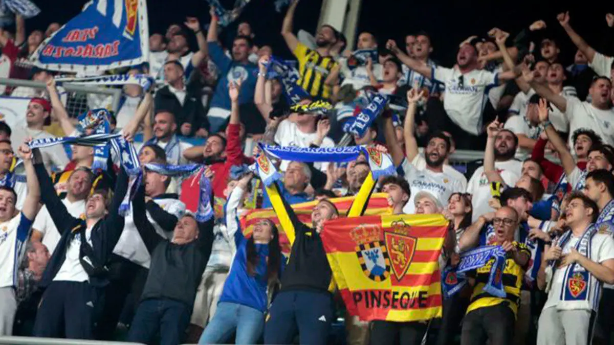 Aficionados del Real Zaragoza. Foto: LaLiga Hypermotion.