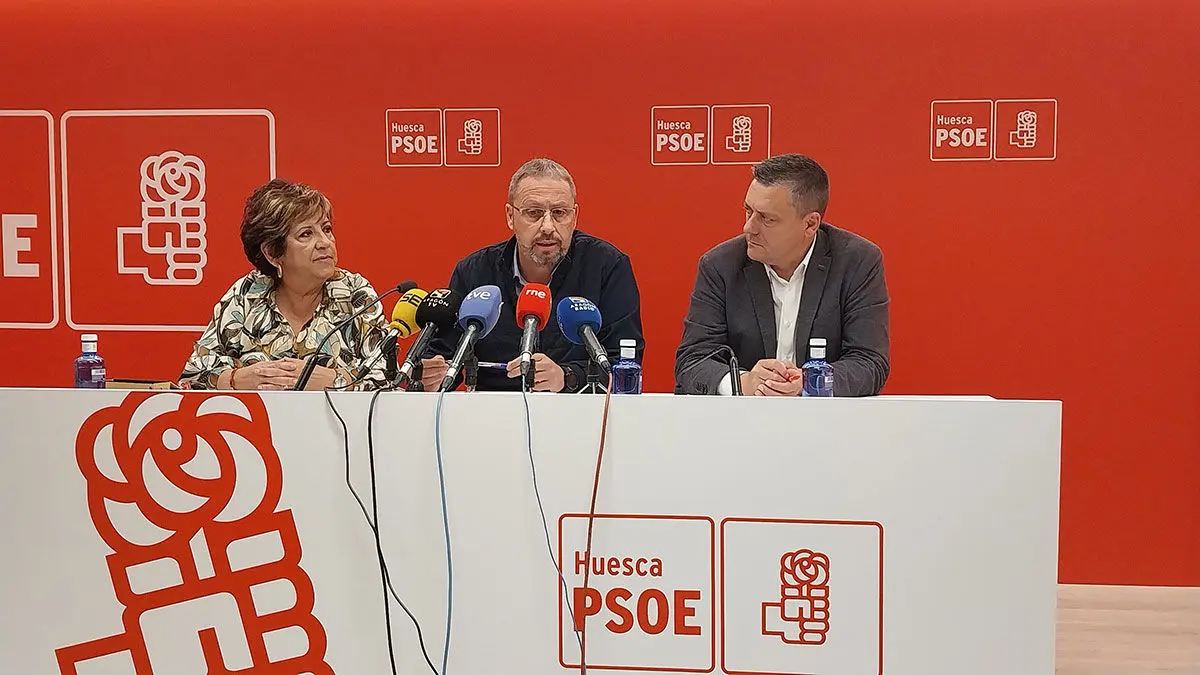 El alcalde Juan Escalzo (centro) arropado por Elisa Sancho y Fernando Sab&eacute;s. Foto: PSOE Huesca