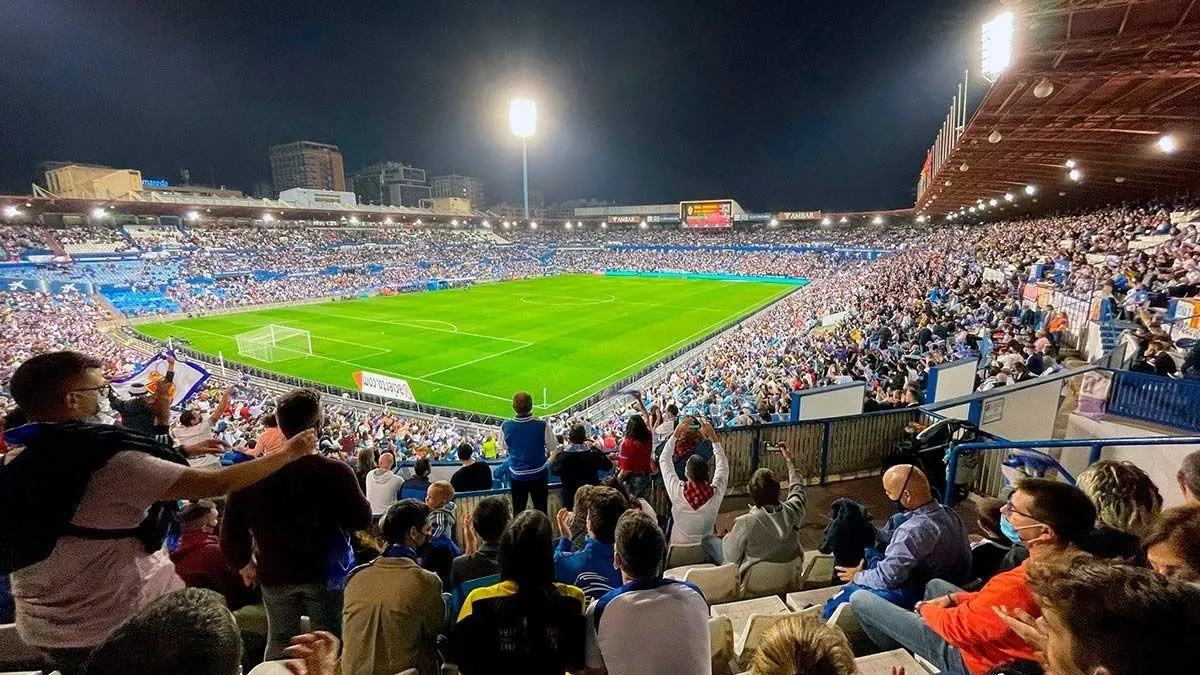 Los abonados del Real Zaragoza esperan adem&aacute;s su reubicaci&oacute;n en La Romareda.