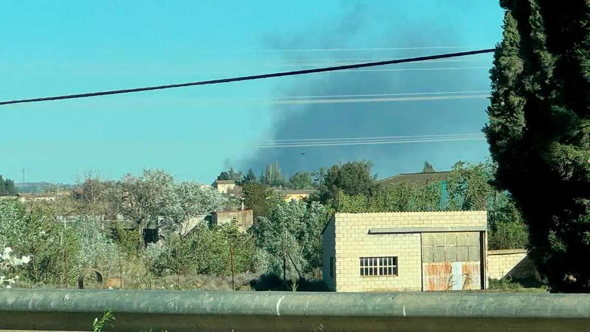 La columna de humo fue visible desde varios puntos de la ciudad de Zaragoza