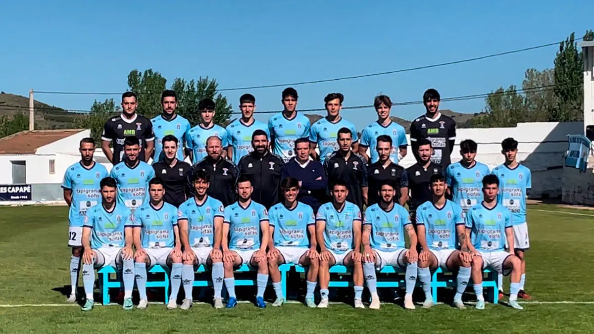 Foto de familia del Club Deportivo Brea, encabezada por su presidente.