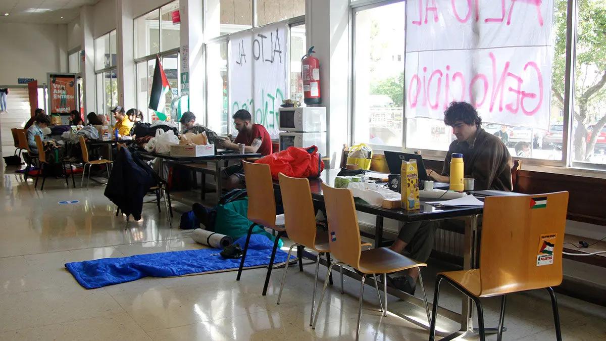 Los estudiantes de Unizar acampar&aacute;n indefinidamente hasta que no se cumplan sus exigencias