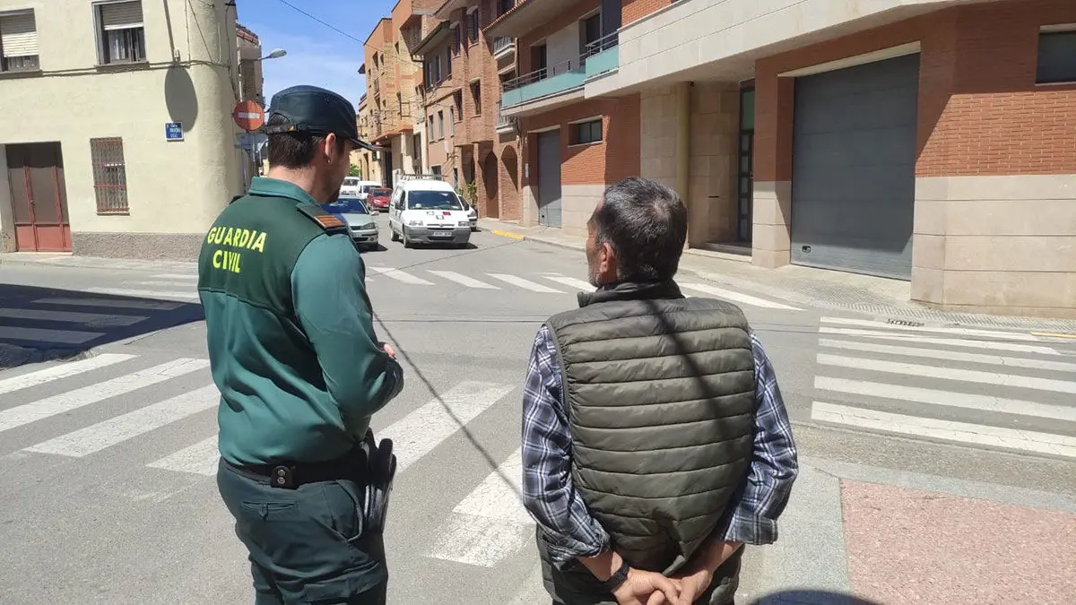 Ofrece ayuda a una persona mayor y despu&eacute;s le roba las joyas en Bin&eacute;far