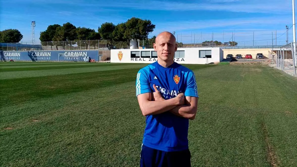 V&iacute;ctor Mollejo posa con el Real Zaragoza en una entevista con Arag&oacute;n Digital. Foto: M.G.