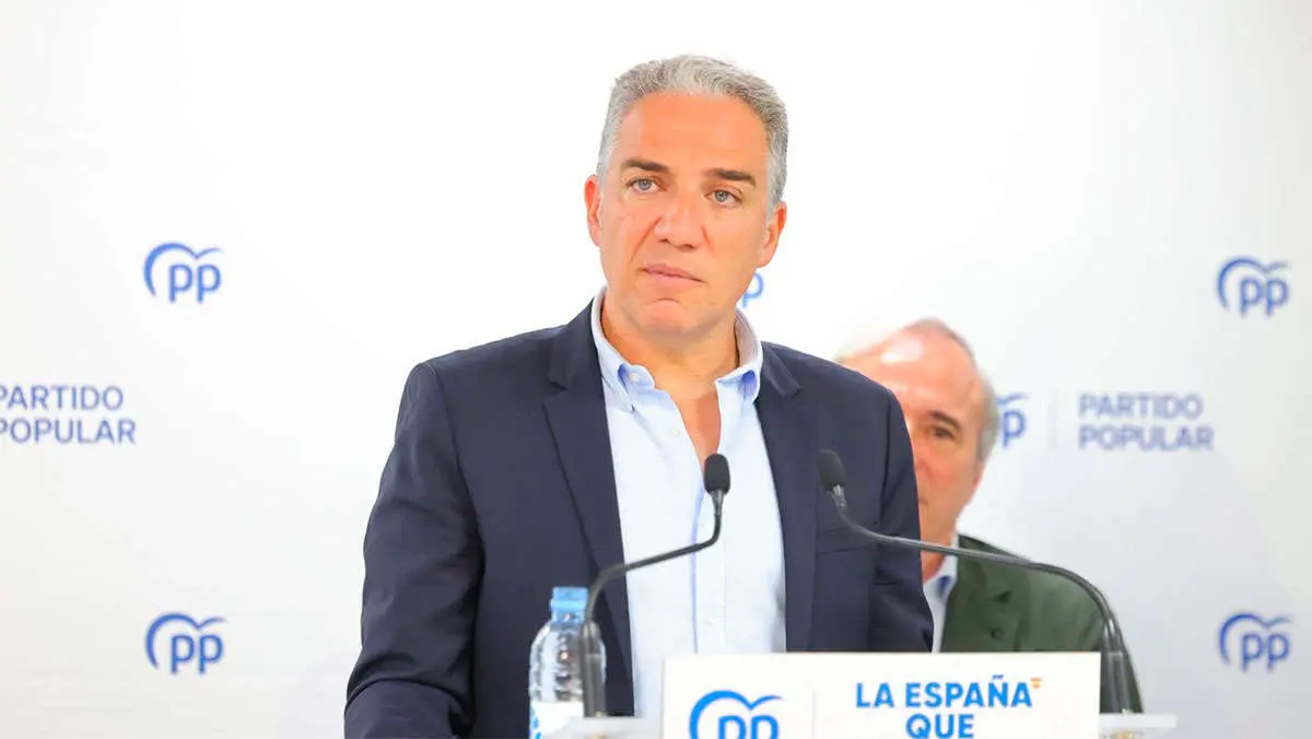 El&iacute;as Bendodo, durante la rueda de prensa en Zaragoza. Foto: PP Arag&oacute;n