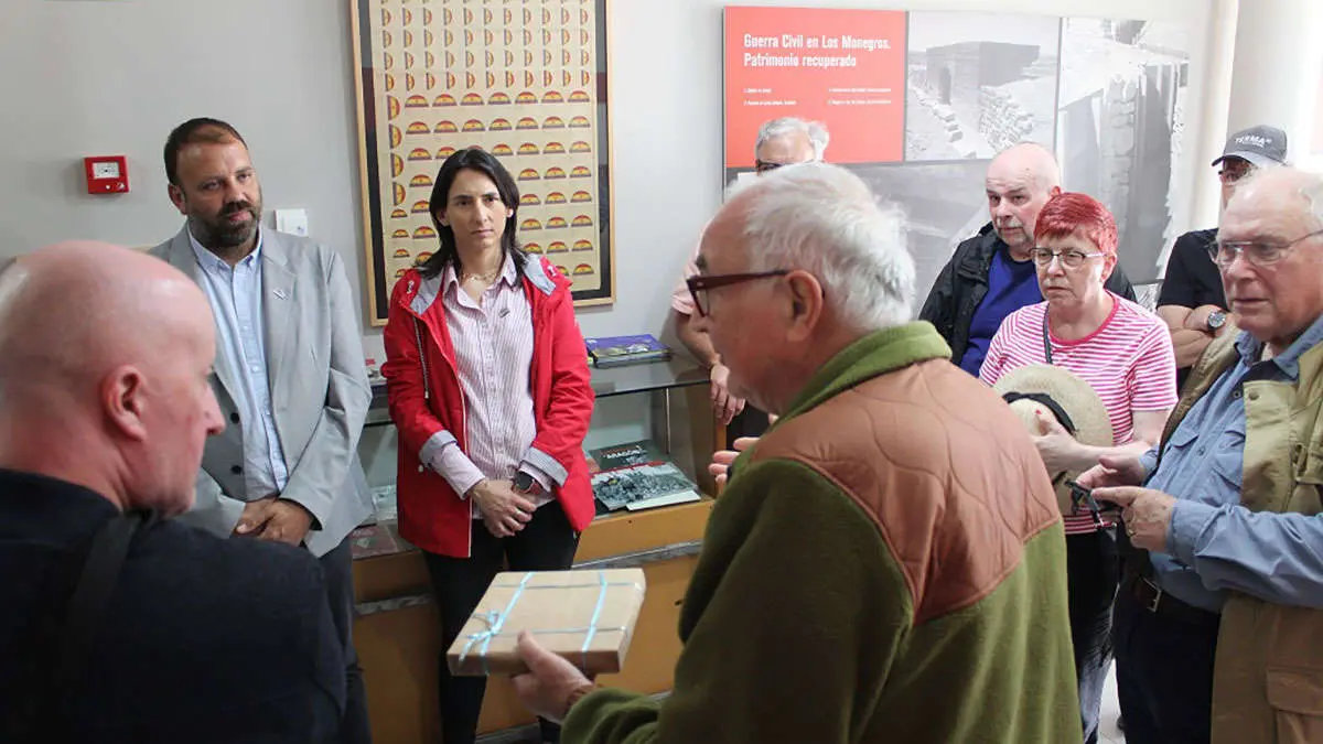 El hijo de George Orwell y su compa&ntilde;&iacute;a literaria visitan Los Monegros en un recorrido hist&oacute;rico