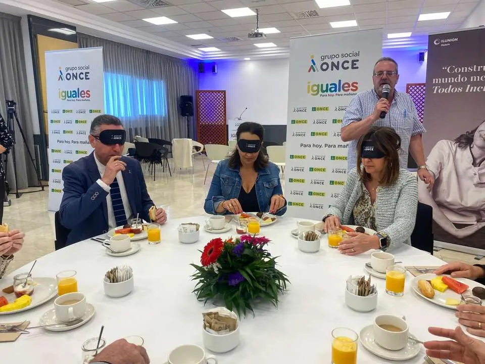 Un desayuno a ciegas para ejercitar la empat&iacute;a y lograr una Zaragoza m&aacute;s accesible