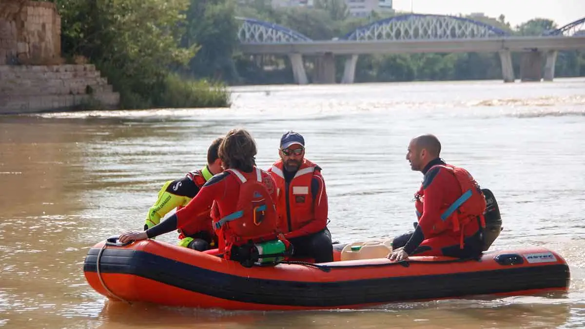 El pasado viernes los Bomberos rescataron un cuerpo sin vida en el r&iacute;o Ebro a la altura del Embarcadero de Vadorrey. Imagen de Archivo.