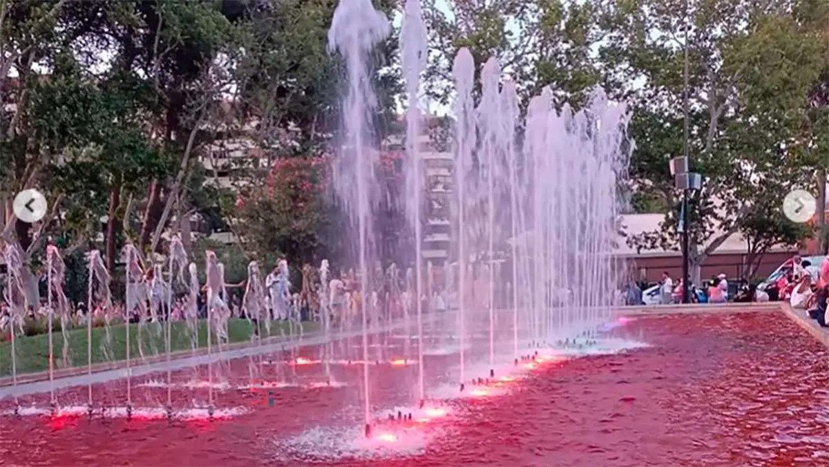 Los estudiantes acampados ti&ntilde;en de rojo una fuente del Parque Grande durante Zaragoza Florece