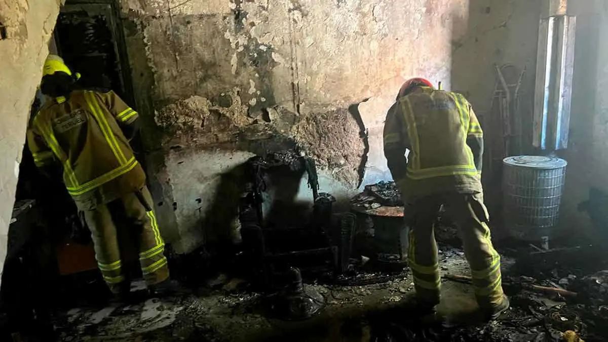 El fuego ha calcinado por completo el sal&oacute;n de la vivienda.