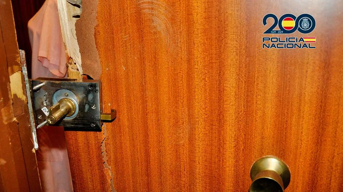 La puerta forzada de una de las viviendas. Foto: Polic&iacute;a Nacional