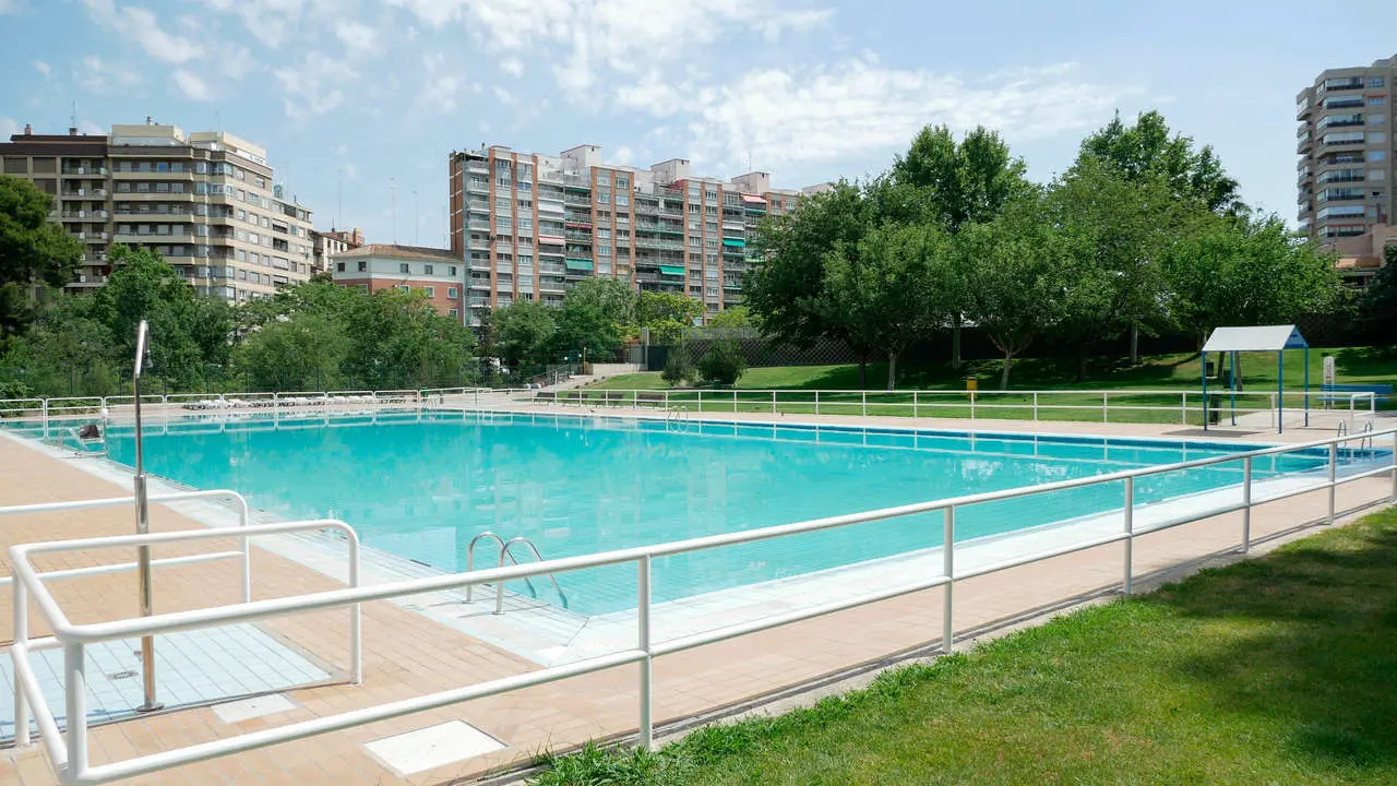 Imagen de archivo de una piscina de Zaragoza