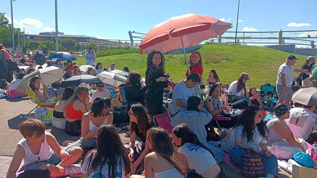 Cientos y cientos de personas conforman la larga cola que con el paso de las horas se hace cada vez m&aacute;s grande